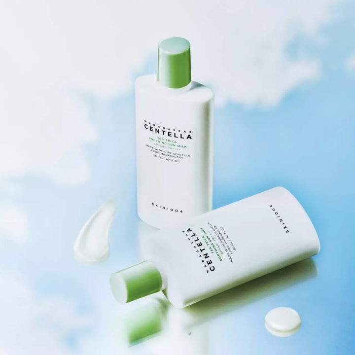 SKIN1004 Madagascar Centella Tea-Trica Soothing Sun Milk 50 ml i vit flaska med grön kork och krämig textur.
