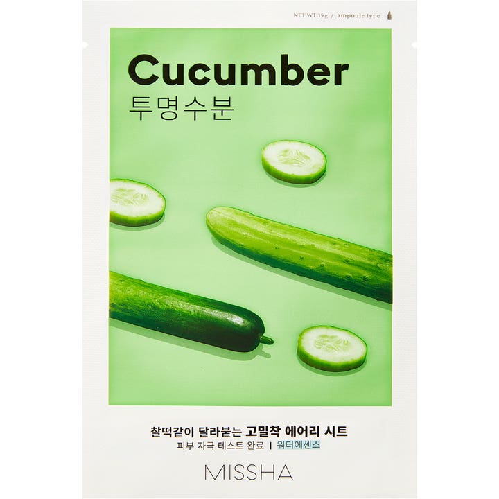 Missha Airy Fit Sheet Mask Cucumber 19 g svalkande ansiktsmask i vit förpackning med gurkskivor på grön bakgrund