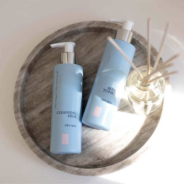 Beauté Pacifique Cleansing Milk 200 ml återfuktande rengöringsmjölk för torr hy i ljusblå pumpflaska på marmorbricka.