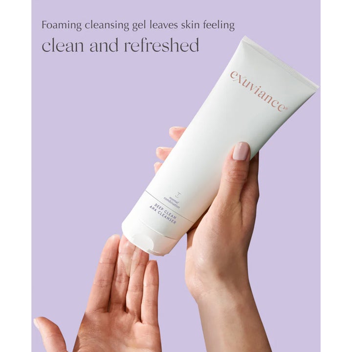 Exuviance Deep Clean AHA Cleanser 212 ml djuprengörande AHA rengöring i vit tub som ger en klar gel i handen.