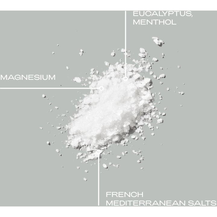 Bodyologist Calming Crystals 250 g badsalt visar vit textur med magnesium mentol och franska medelhavssalter