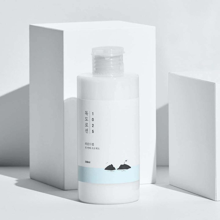 Round Lab 1025 Dokdo Lotion 200 ml återfuktande Dokdo ansiktslotion med deep sea water i vit flaska med ö-motiv.