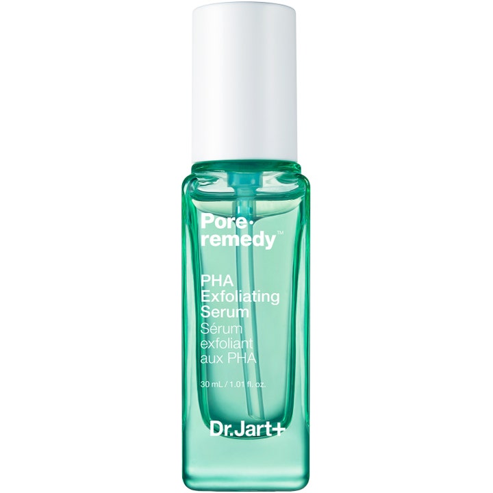 Dr.Jart+ Pore Remedy PHA Exfoliating Serum 30 ml är ett serum med pha i en grön genomskinlig flaska med vitt lock.