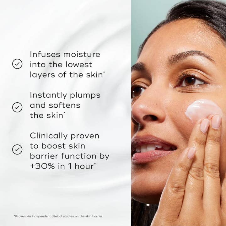 Medik8 Total Moisture Daily Facial Cream 50 ml återfuktande dagkräm appliceras på ansiktet för stärkt hudbarriär