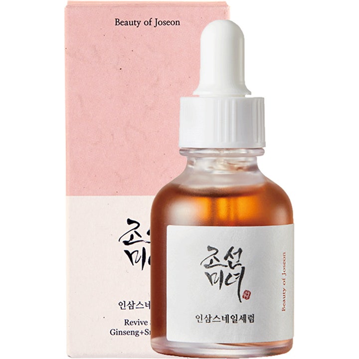 Beauty of Joseon Revive Serum 30 ml med snigelsekret är ett anti-aging serum i glasflaska med vit pipett och rosa ask.