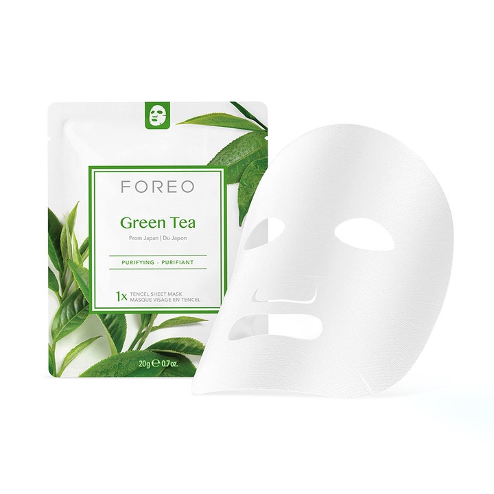 FOREO Farm To Face Green Tea 20 g renande grönt te ansiktsmask med vit förpackning och en utfälld FOREO sheet mask