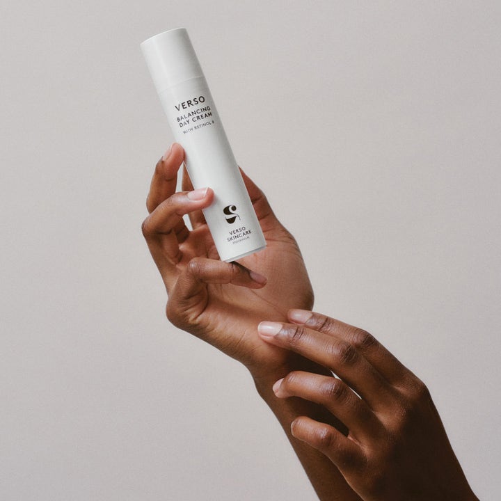 Verso N°2 Balancing Day Cream 50 ml balanserande dagkräm med retinol 8 i vit flaska som hålls i händerna.