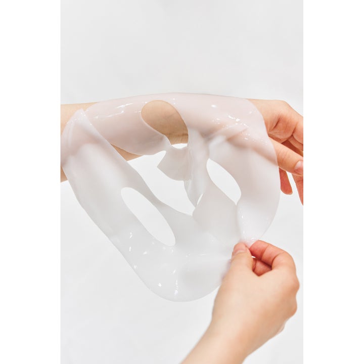 Biodance Bio Collagen-Real Deep Mask 136g fukt ansiktsmask ger elasticitet och har en fyllig gel-textur som hålls i händerna.