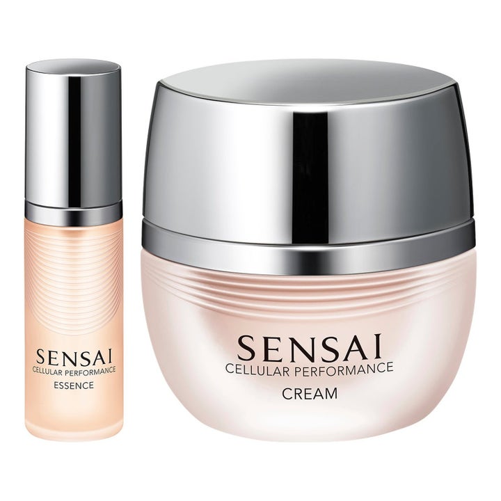 Sensai Cellular Performance Essence och Cream motverkar ålderstecken i persikofärgad flaska och burk med silverlock.
