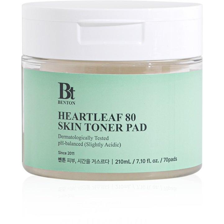 Benton Heartleaf 80 Skin Toner Pad 70 st K-beauty toner pads som ger heartleaf ph-balans i en genomskinlig plastburk.