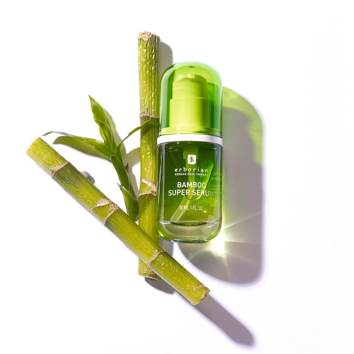 Erborian Bamboo Super Serum 30 ml återfuktande serum med bambu i grön glasflaska bredvid bambustjälkar