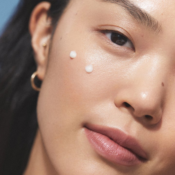 KORA Organics Plant Stem Cell Retinol Alternative Serum 10 ml växtbaserat retinol som vita droppar på huden.
