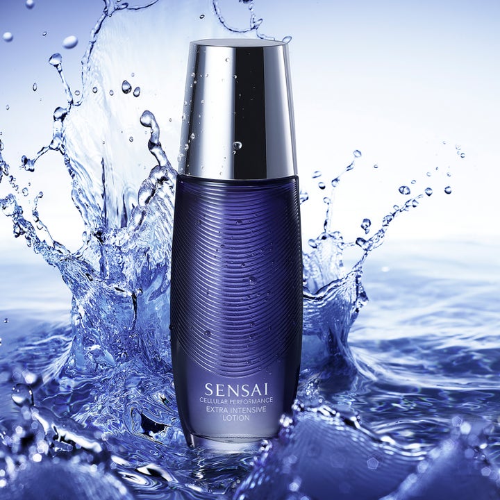 Sensai Cellular Performance Extra Intensive Lotion 125 ml ger lyster i räfflad blå flaska med silverlock och vattenstänk.