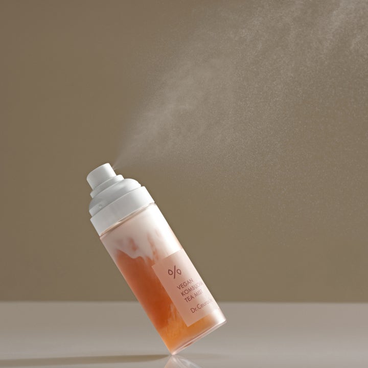 Dr. Ceuracle Vegan Kombucha Tea Mist 80 ml återfuktande face mist sprayar ett fint moln från flaskans tvåfasformula