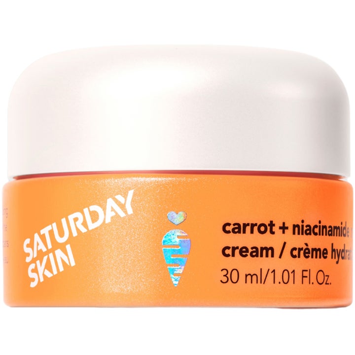 Saturday Skin Carrot + Niacinamide Cream 30 ml lystergivande ansiktskräm i orange burk med vitt lock och holografisk morot