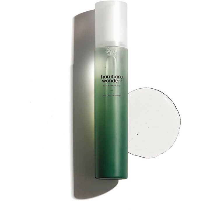 haruharu wonder Black Bamboo Mist 150 ml återfuktande face mist i grön tonad flaska med en klar vattnig textur