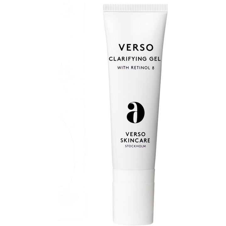 Verso Clarifying Gel 30 ml mot orenheter i en vit tub med svart text som ger huden lyster med Retinol 8.