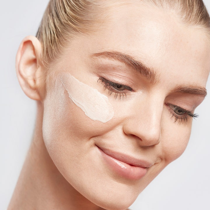 Elemis Superfood Day Cream 50 ml återfuktande dagkräm för balanserad hudflora med krämig textur på en kvinnas kind