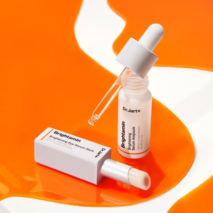 Dr.Jart+ Brightamin Brightening Eye Serum Stick 3,6 g lystergivande ögonkräm i vitt stift bredvid serum med pipett