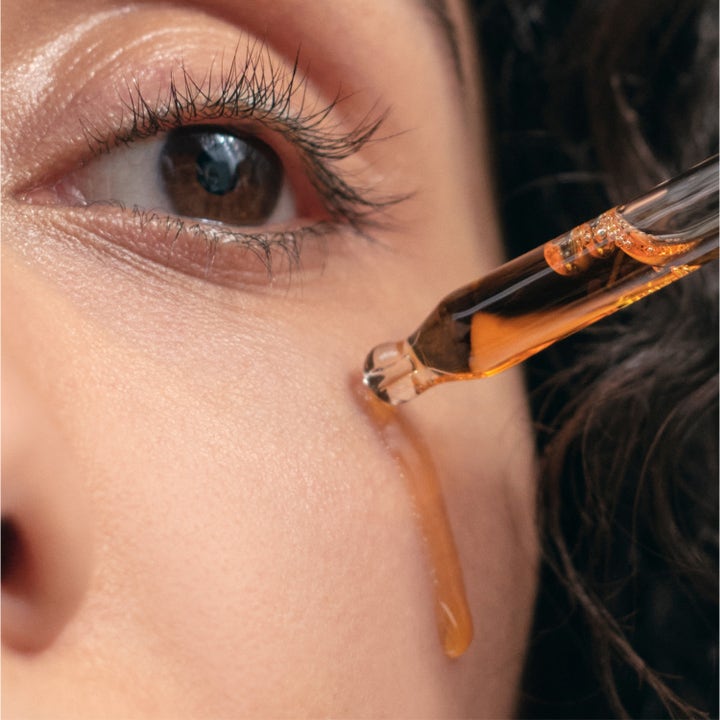 Jorgobé Bakuchiol Anti-Ageing Oil 30 ml bakuchiol anti-aging olja som appliceras med en glaspipett på huden.