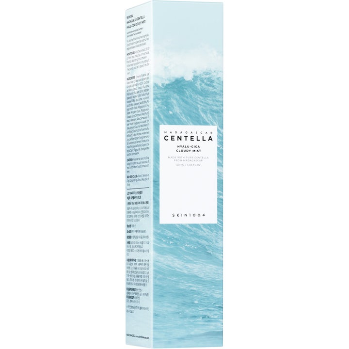 SKIN1004 Madagascar Centella Hyalu-Cica Cloudy Mist 120 ml i ytterförpackning med blått vågmönster