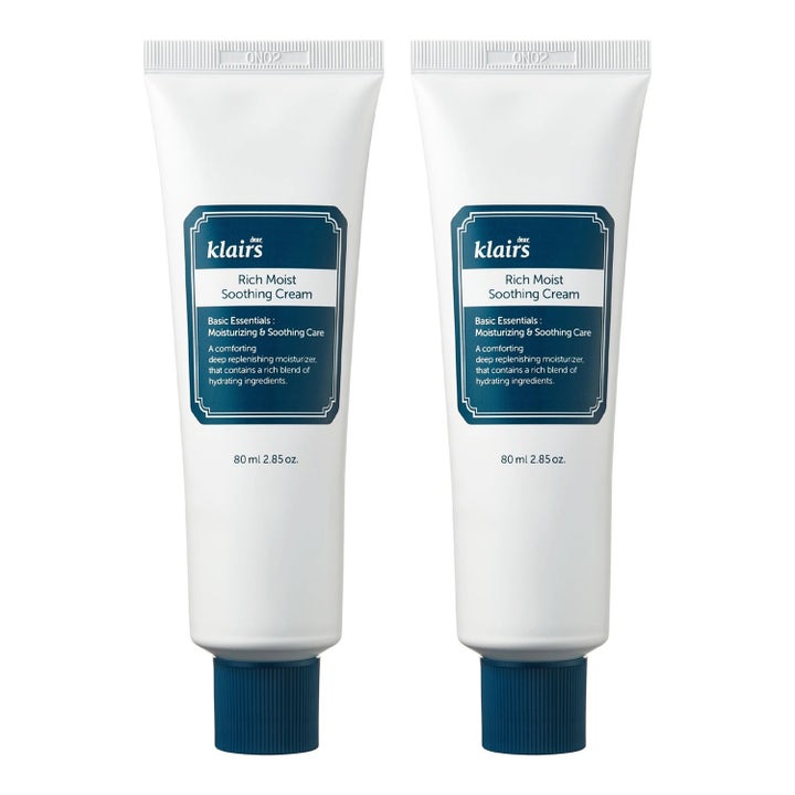 Klairs Rich Moist Soothing Cream 80 ml lugnande ansiktskräm som ger fukt i två vita tuber med blå detaljer.