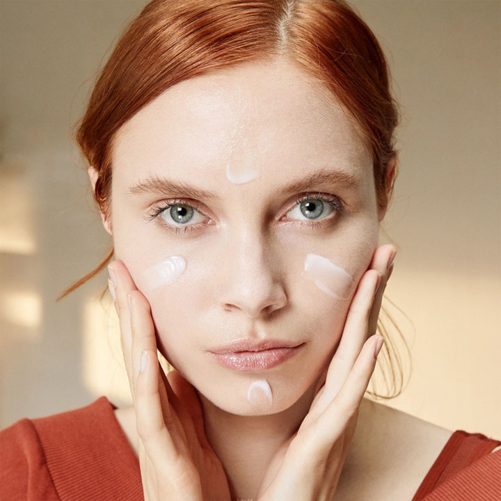 Origins GinZing Energizing Rich Cream 30 ml fuktgivande ansiktskräm på kvinna ger trött hud en uppfriskande effekt.
