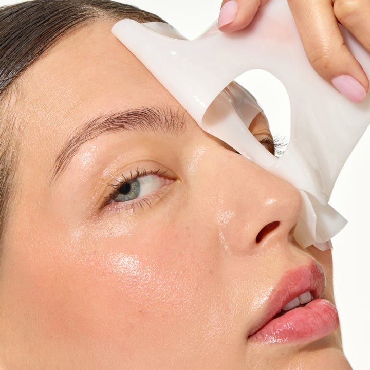 Mario Badescu Advanced Collagen Hydrogel Sheet Mask appliceras på ansiktet för en återfuktad hy med lyster.