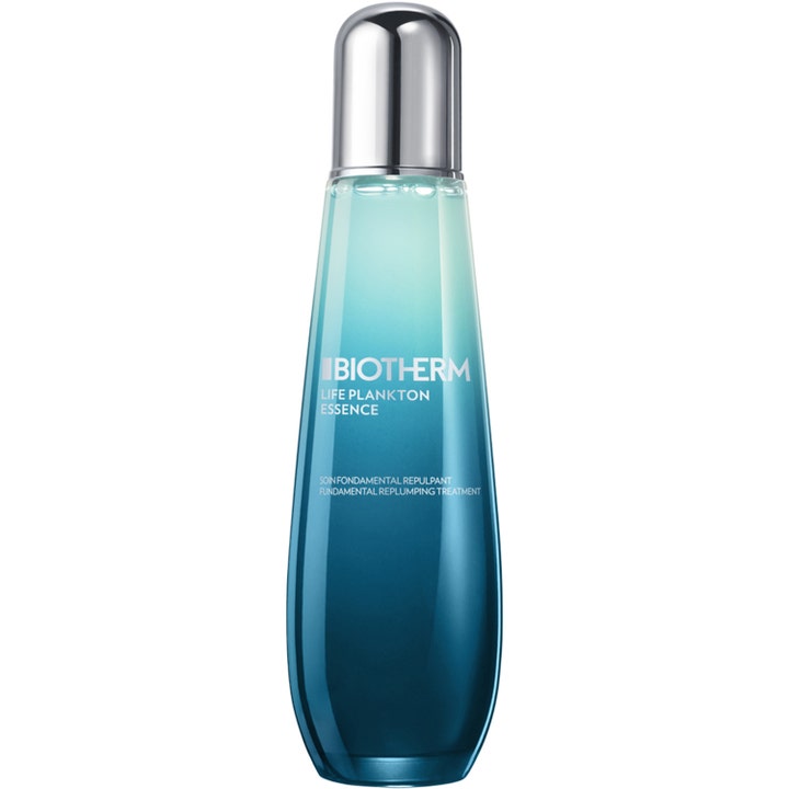 Biotherm Life Plankton Essence ansiktsbehandling i en blåtonad glasflaska med silverkork som ger huden ny lyster
