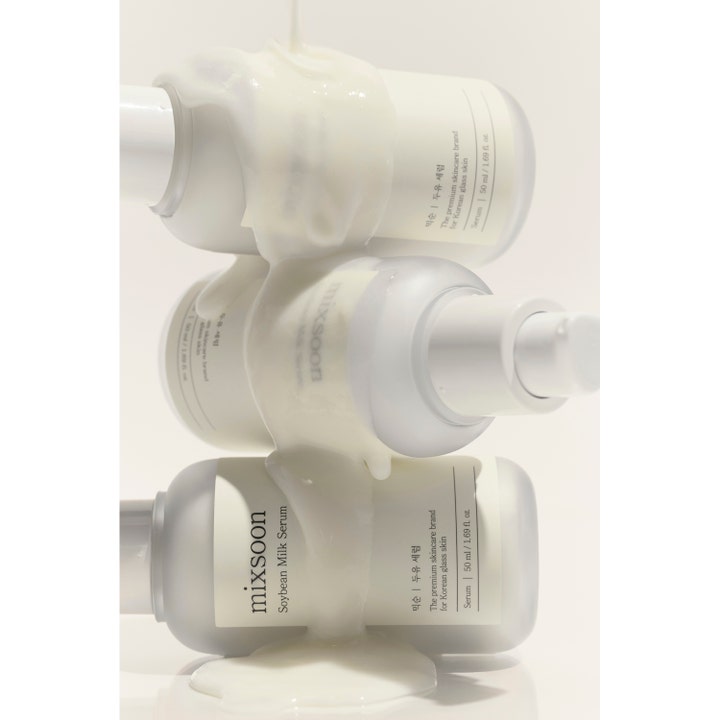 Mixsoon Soybean Milk Serum 50 ml återfuktande ansiktsserum med krämig vit textur över tre frostade flaskor