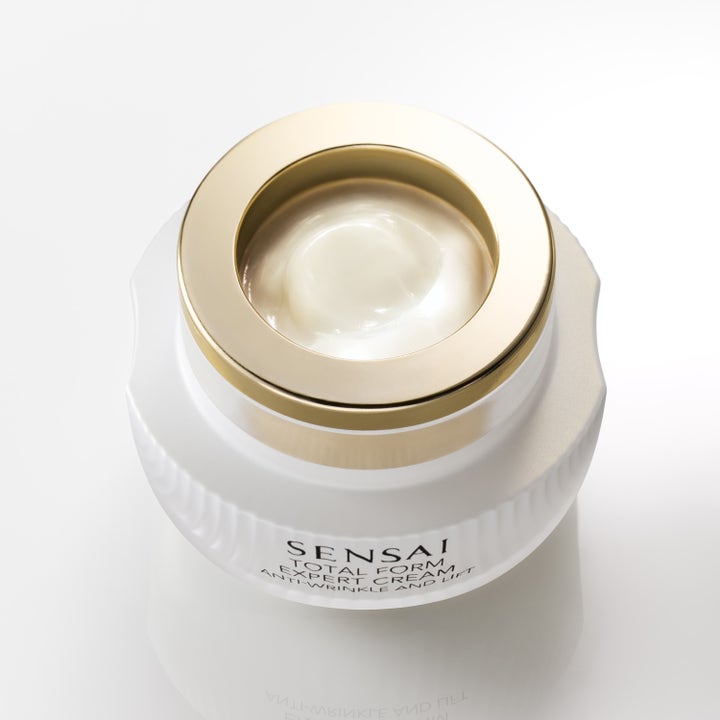 Sensai Total Form Expert Cream 50 ml lyftande ansiktskräm i vit burk med guldring som visar en krämig textur.