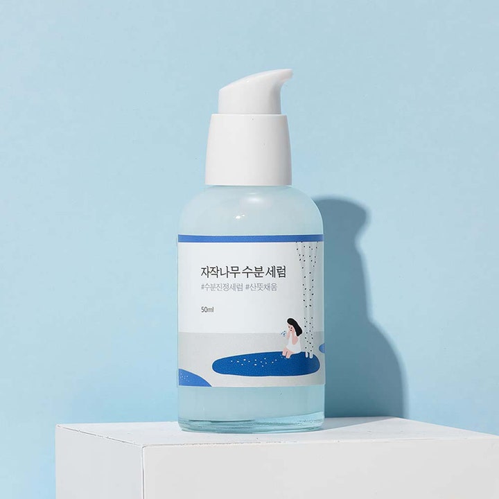 Round Lab Birch Juice Moisturizing Serum 50 ml återfuktande ansiktsserum i glasflaska med vit pump.