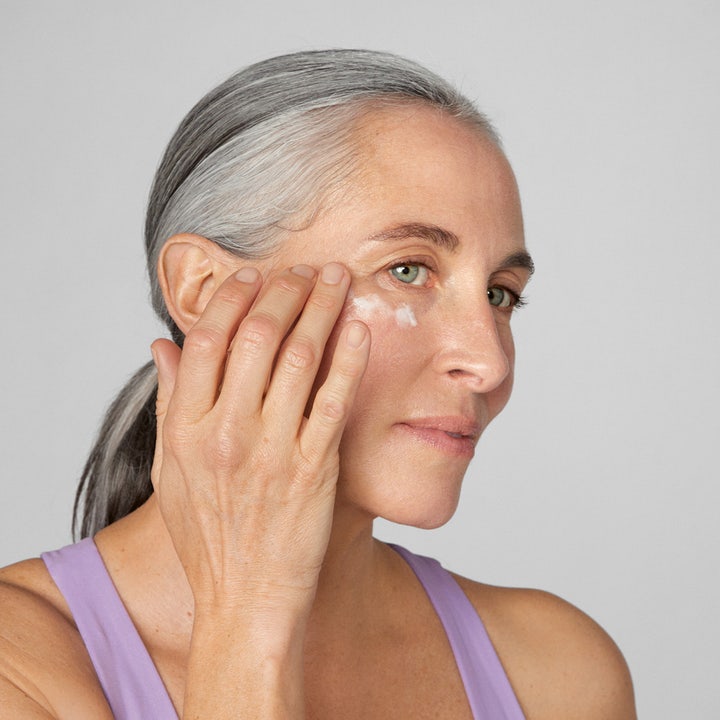 Clinique Smart Clinical Repair Wrinkle Eye Cream 30 ml ögonkräm som kvinna applicerar för att reducera rynkor.