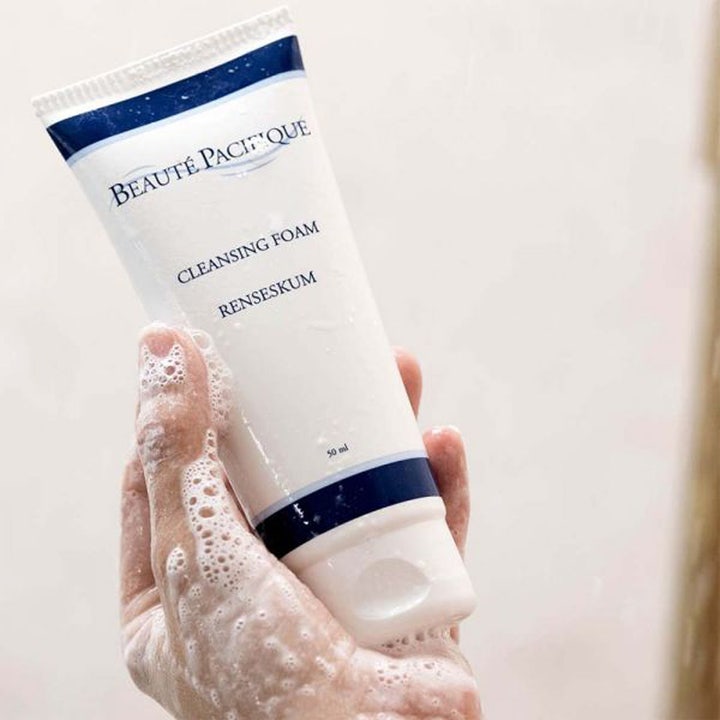 Beauté Pacifique Cleansing Foam 150 ml rengörande ansiktstvätt i vit tub som skapar ett krämigt vitt lödder.