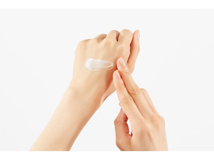 COSRX Advanced Snail Set 200 ml återfuktande hudvård visar en vit gelkonsistens med snigelslem på en hand.