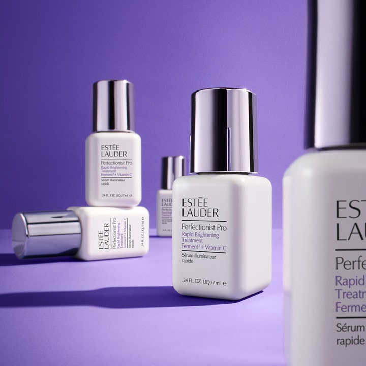 Estée Lauder Perfectionist Pro 50 ml fläckreducerande vitamin c serum brightening i vita flaskor på lila bakgrund.
