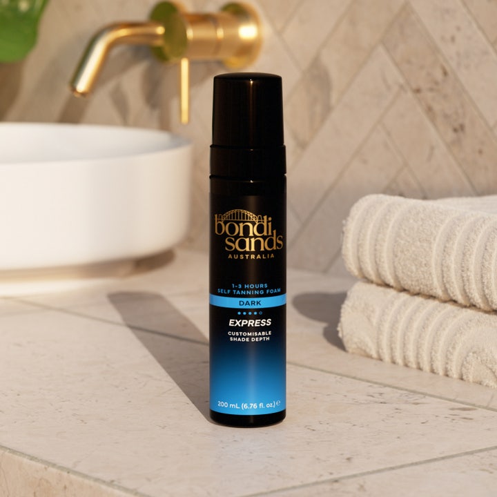 Bondi Sands Self Tan Foam 1 Hour Express 200 ml brun utan sol ger snabb färg i svart pumpflaska i badrum