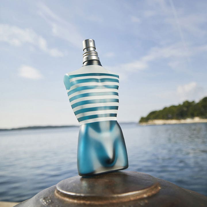 JEAN PAUL GAULTIER Le Male After Shave 125 ml lugnande after shave i blåvit torsoflaska i marin miljö vid havet
