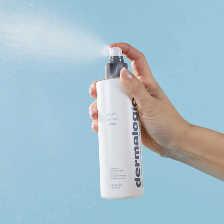 Dermalogica Multi-Active Toner 250 ml återfuktande ansiktsvatten sprayar en fin mist från den vita flaskan.
