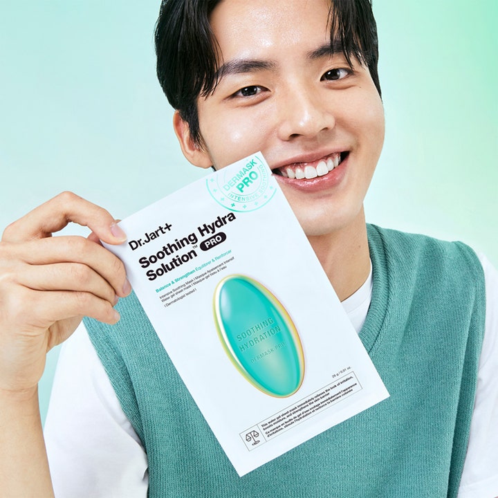 Dr.Jart+ Dermask Soothing Hydra Solution Pro 26 g lugnande koreansk ansiktsmask som hålls av en leende man
