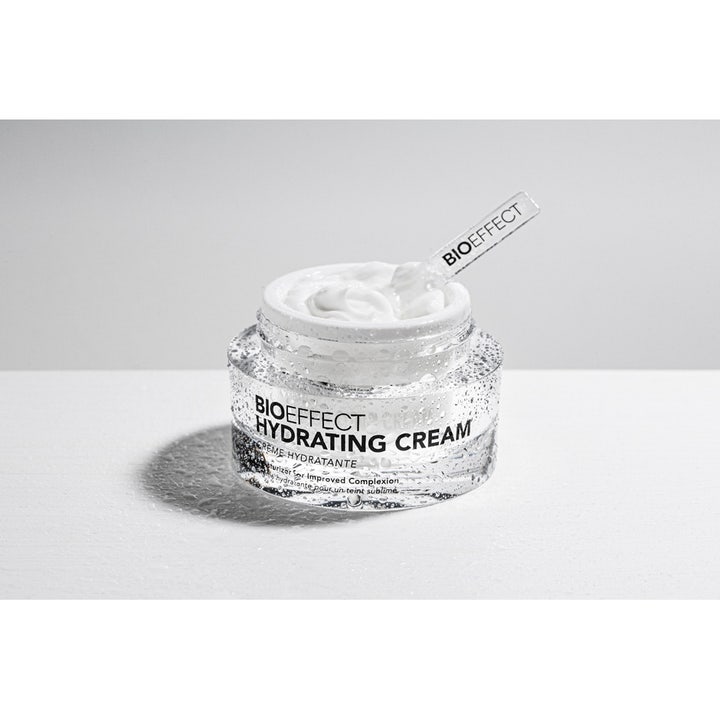 Bioeffect Hydrating Cream 50 ml återfuktande dagkräm i glasburk med vattendroppar och genomskinlig spatel.