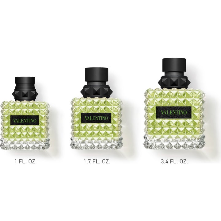 Valentino Born in Roma Donna Green Stravaganza 30 ml grön parfym i nitad glasflaska omgiven av teblad och jasmin