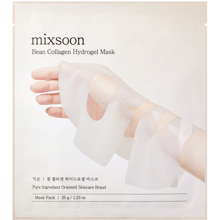 Mixsoon Bean Collagen Hydrogel Mask 35 g återfuktande ansiktsmask visar en genomskinlig gelmask draperad över en hand.