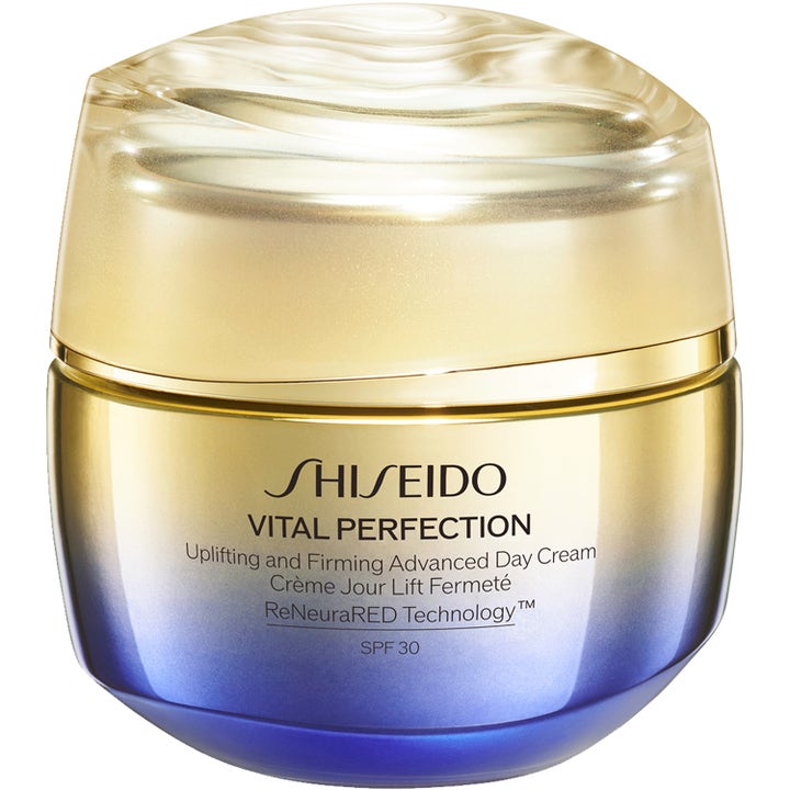 Shiseido Vital Perfection Advanced Day Cream 50 ml ger fasthet i en guld- och blåtonad glasburk med SPF 30