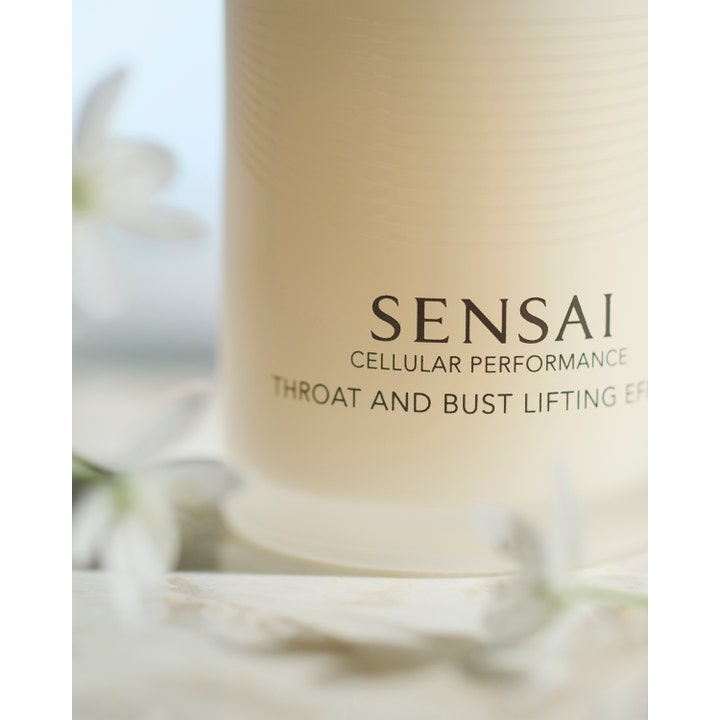 Sensai Cellular Performance Throat And Bust Lifting Effect 100 ml anti-aging halskräm i beige flaska omgiven av blommor