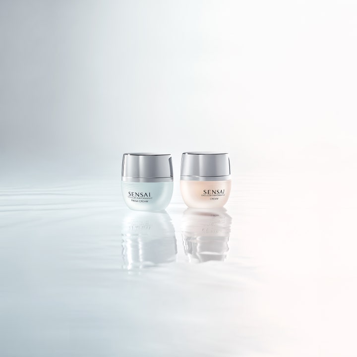 Sensai Cellular Performance Fresh Cream 40 ml fräsch återfuktande dagkräm i ljusblå och persikofärgad burk på vattenyta