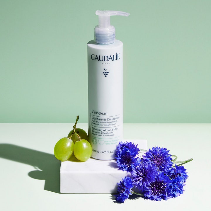 Caudalie Vinoclean Cleansing Almond Milk 200 ml mild rengöringsmjölk i pumpflaska med vindruvor och blå klint