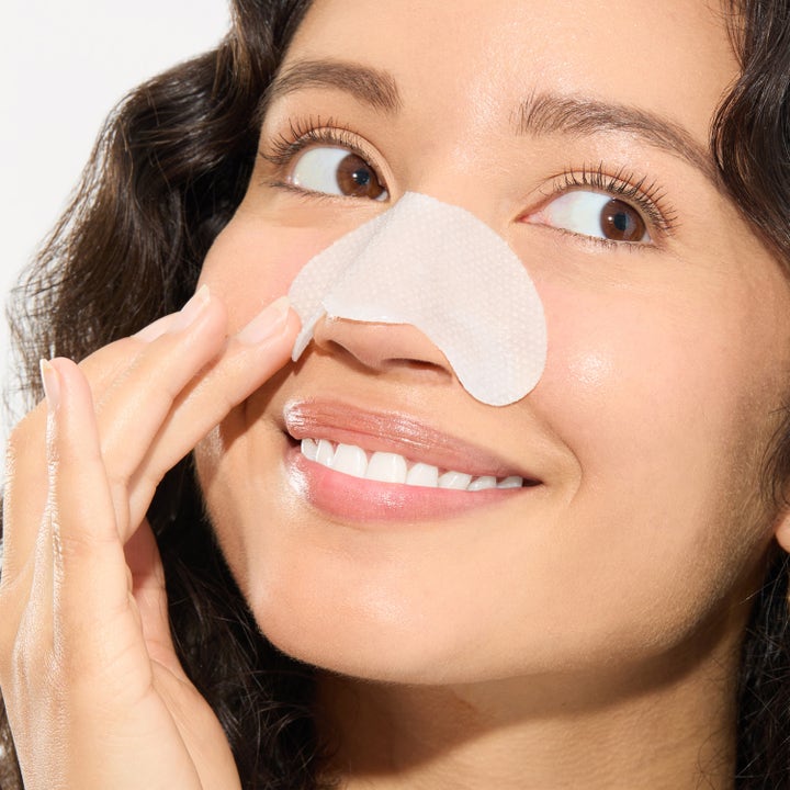Mario Badescu 2-In-1 Deep Cleansing Pore Strip 6 st djuprengörande plåster applicerat på en leende kvinnas näsa