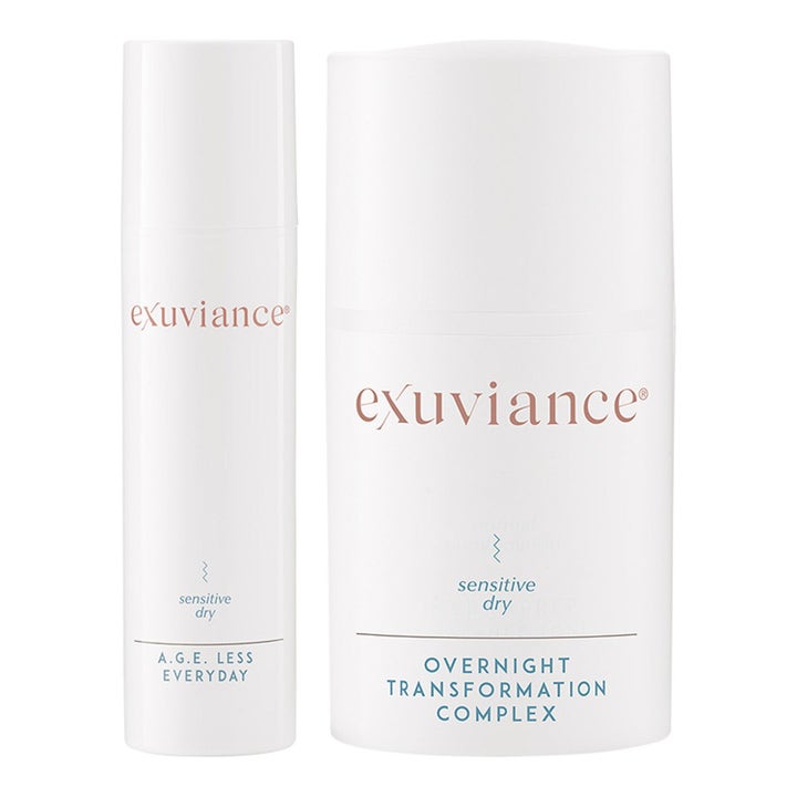 Exuviance A.G.E. Less Everyday och Overnight Transformation Complex återfuktande hudvård i två vita stilrena flaskor.