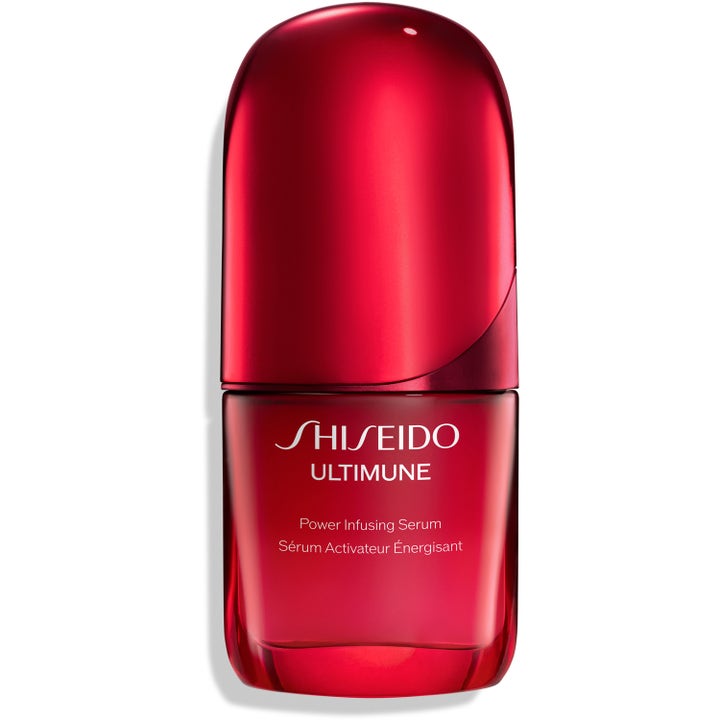 Shiseido Ultimune Power Infusing Concentrate stärkande serum för lyster i en röd gradientflaska med silverdetaljer